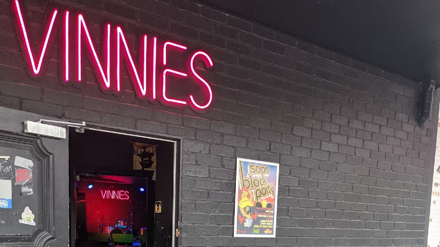 VINNIES DIVE BAR — Hope Island, Gold Coast