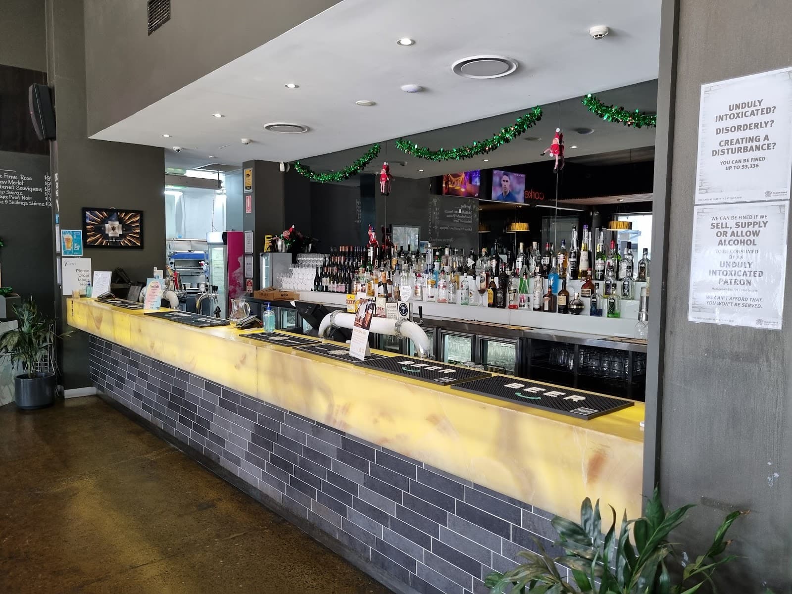 Cove Tavern & Corker Cellars Sanctuary Cove — Hope Island, Gold Coast