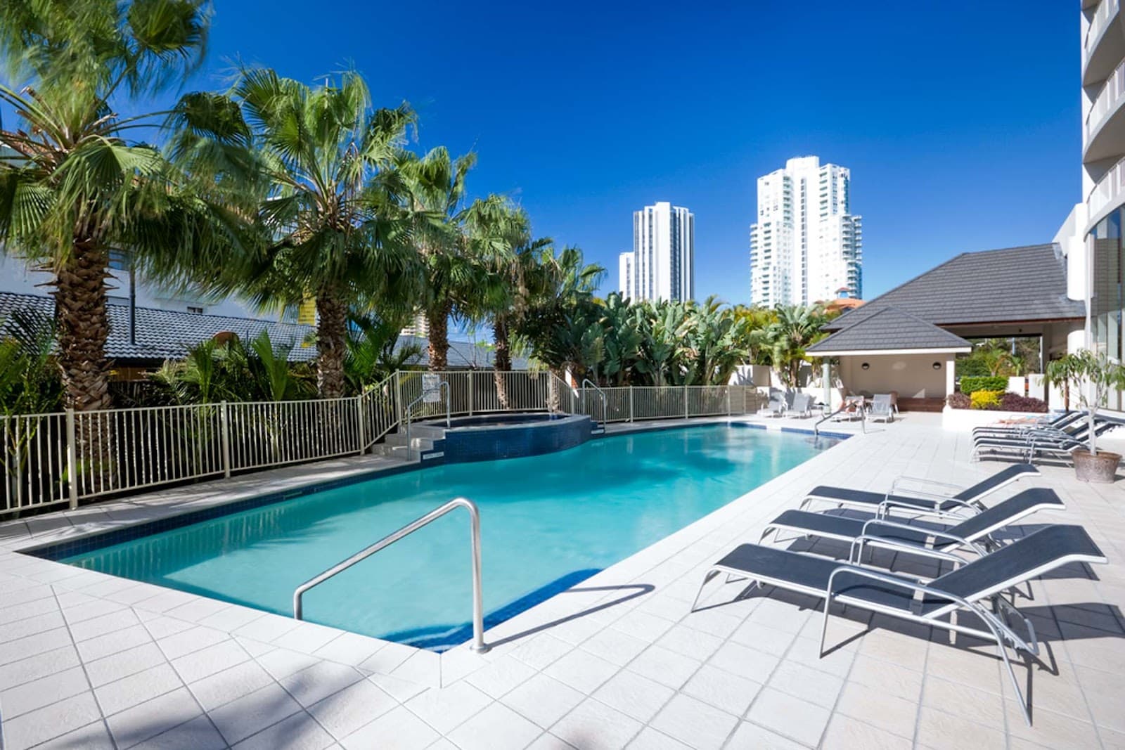 Broadbeach Savannah Hotel And Resort — Broadbeach, Gold Coast